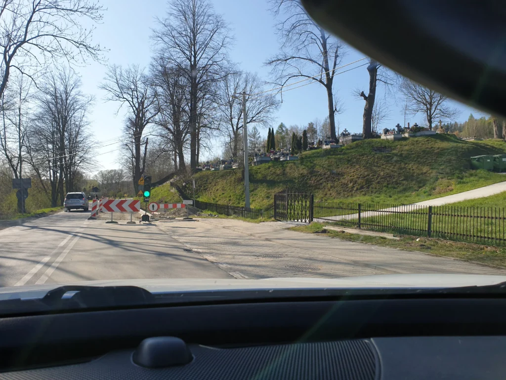 Sygnalizacja wahadłowa przy czasowym zwężeniu drogi podczas robót drogowych