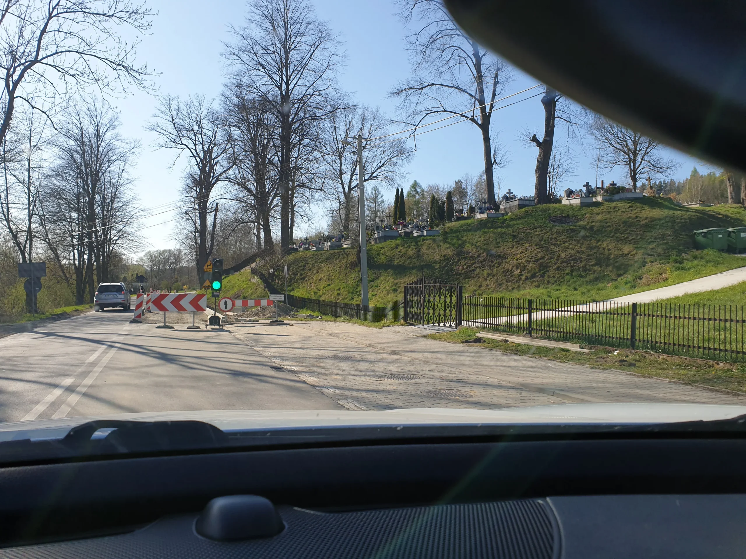 Sygnalizacja wahadłowa przy czasowym zwężeniu drogi podczas robót drogowych